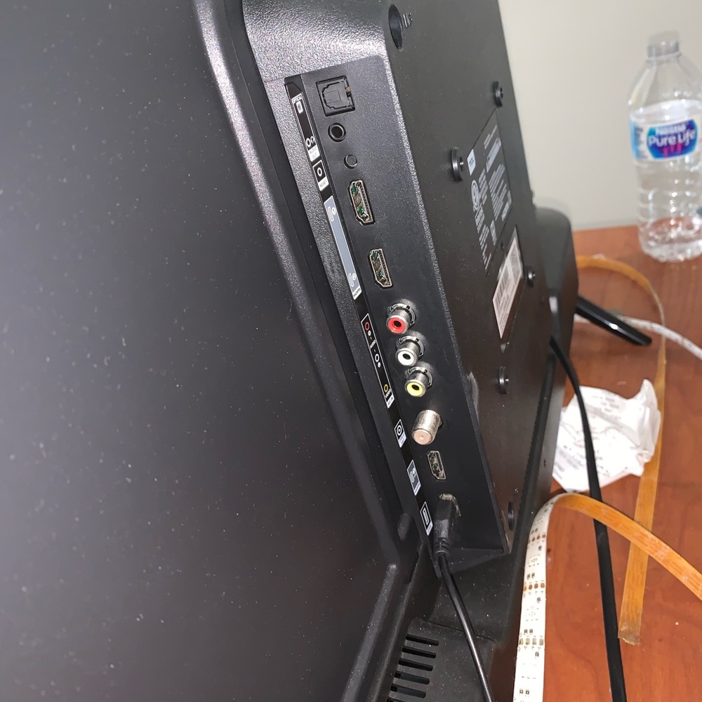 32” Roku Smart Tv w/remote - Picture 2 of 3